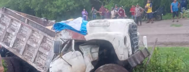 El volquetero quedó prensado dentro de la cabina