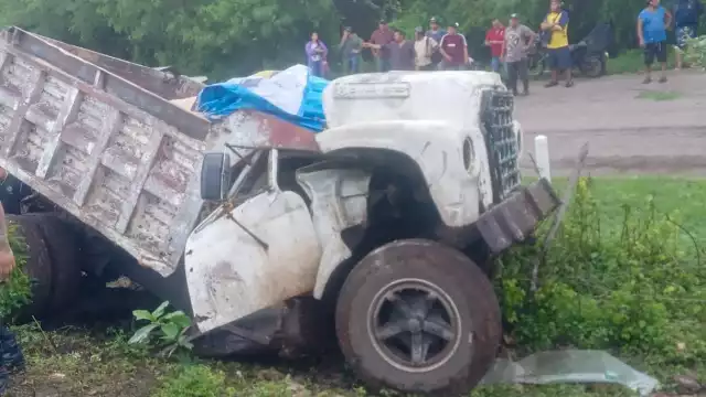 El volquetero quedó prensado dentro de la cabina