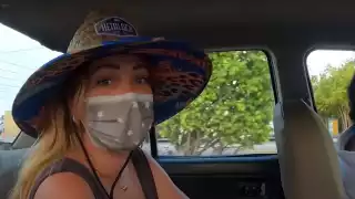 La youtuber expresa que la situación es muy complicada y comenta su preocupación por la situación social