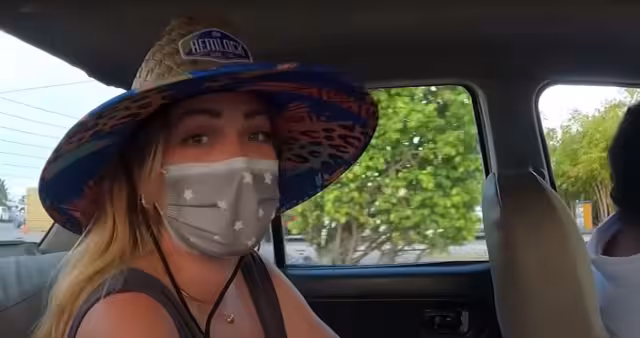 La youtuber expresa que la situación es muy complicada y comenta su preocupación por la situación social