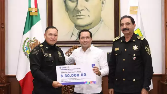 Además, el gobernador Mauricio Vila hizo entrega de un estímulo económico al elemento de la SSP Yucatán