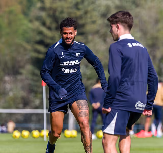 Caicedo durante el entrenamiento felino