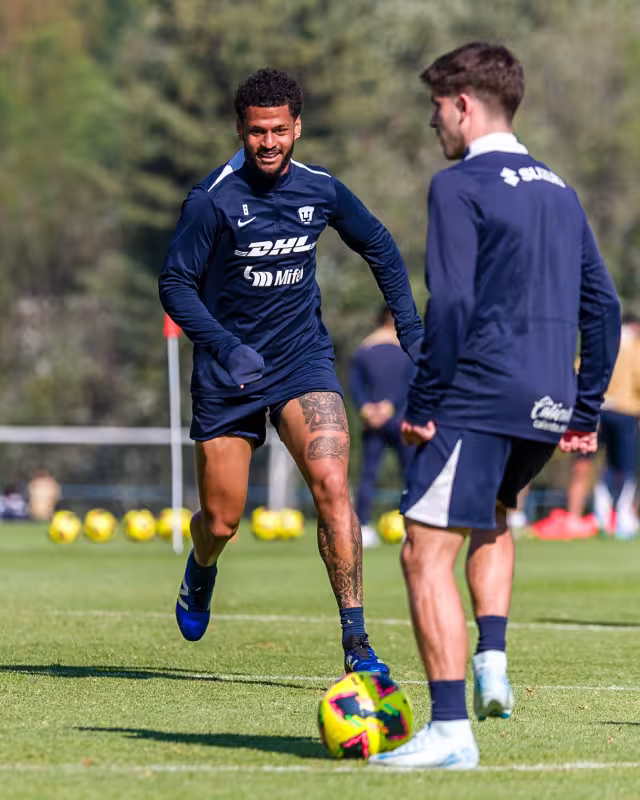 Caicedo durante el entrenamiento felino