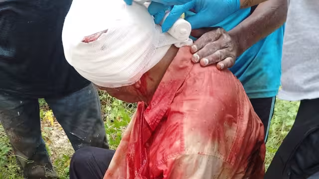 Familiares señalaron que el accidente fue propiciado por la condición del terreno