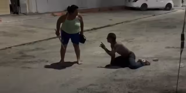 Ante la ausencia de autoridades, la mujer puso orden en el lugar.