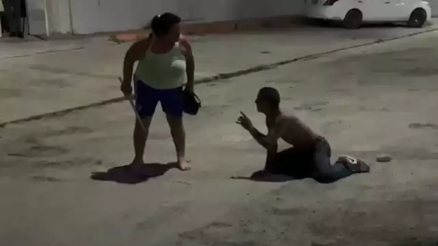 Ante la ausencia de autoridades, la mujer puso orden en el lugar.