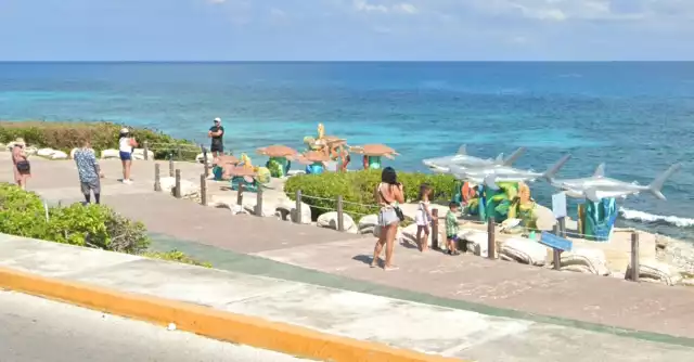 En temporada baja arribaron mil paseantes a diario atraídos por esculturas de fauna marina; sin embargo, el sitio carece de señalamientos que adviertan riesgos.