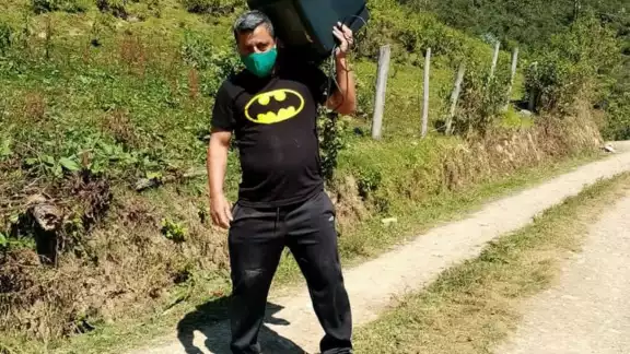 Lino Rojas, maestro en Chachapoyas, en Perú, que regala televisores (Especial) Lino Rojas, maestro en Chachapoyas, en Perú, que regala televisores (Especial)