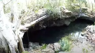 En época de lluvias el agua fluye a través de las rocas