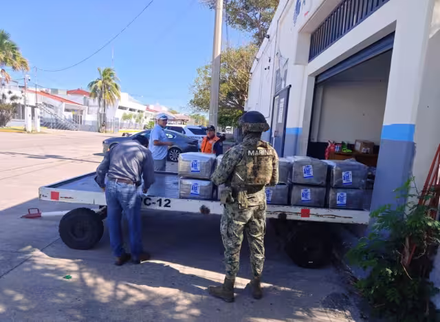Marina asegura redes, producto pesquero y un vehículo en Carmen.