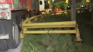 Tráiler con gallinas choca en la Alcaldía Álvaro Obregón; siguen maniobras para retirarlo