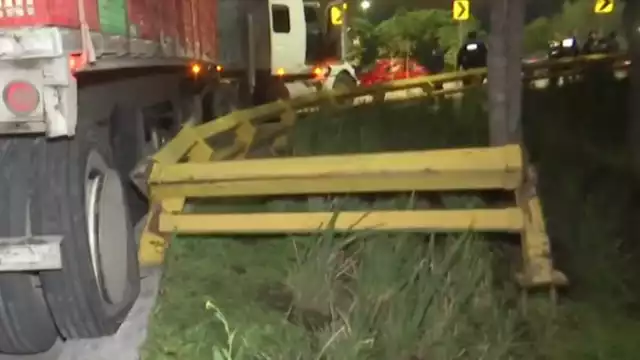 La unidad aún permanece en la curva de acceso al Periférico, en el camino rumbo a Santa Teresa, en Álvaro Obregón