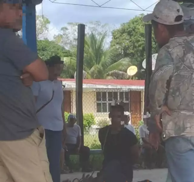 Los ladrones fueron retenidos y golpeados por los habitantes.