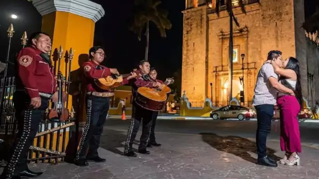 Durante la petición, los mariachis dedicaron románticas canciones a la feliz pareja