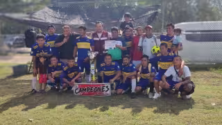 El Instituto Municipal del Deporte entregó canastas y pavos a los equipos.