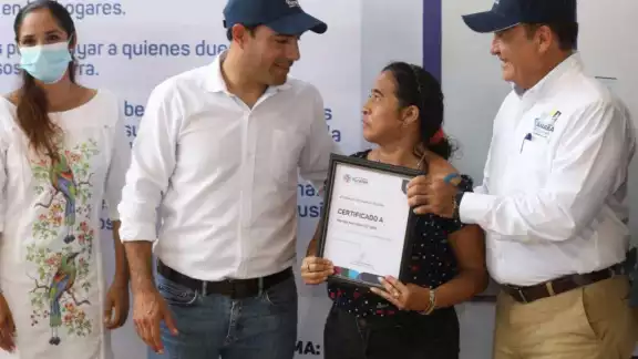 Mauricio Vila hizo entrega de nuevos certificados de vivienda en Panabá