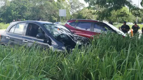 Tras el choque, ambos autos terminaron en la maleza. Foto: Francisco Martin