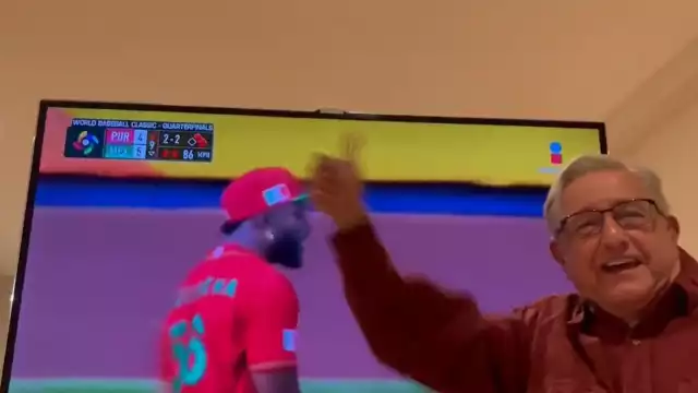 AMLO celebrando la victoria de México