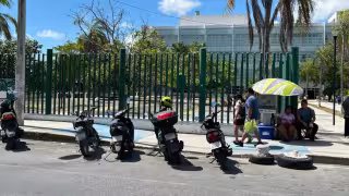 Denuncian bloqueo de rampas y accesos para discapacitados en clínica del IMSS en la Sm 509 de Cancún