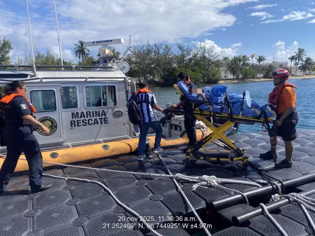 Elementos de la Marina auxiliaron a la paciente e hicieron su traslado.