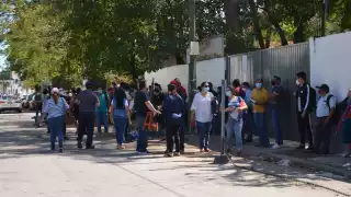 Los docentes acudieron a cuatro puntos para la aplicación de la dosis