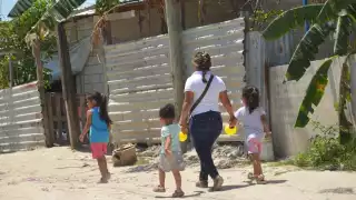 Los menores se la pasan con sus madres a no tener cómo tomar clases