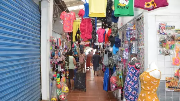 Los locatarios apenas logran vender 200 pesos al día, lo que no alcanza para cubrir los cobros excesivos de la CFE Los locatarios apenas logran vender 200 pesos al día, lo que no alcanza para cubrir los cobros excesivos de la CFE
