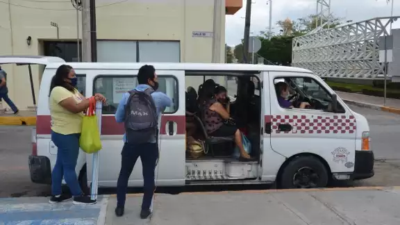 Los taxistas desean un toldo para protegerse del sol
