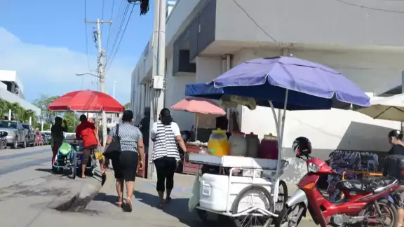 Los comerciantes exigieron la presencia del presidente municipal para arreglar la supuesta cacería Foto: Fernando Kantún Los comerciantes exigieron la presencia del presidente municipal para arreglar la supuesta cacería Foto: Fernando Kantún