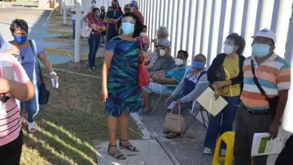 Las personas hicieron filas para ser inoculados Las personas hicieron filas para ser inoculados