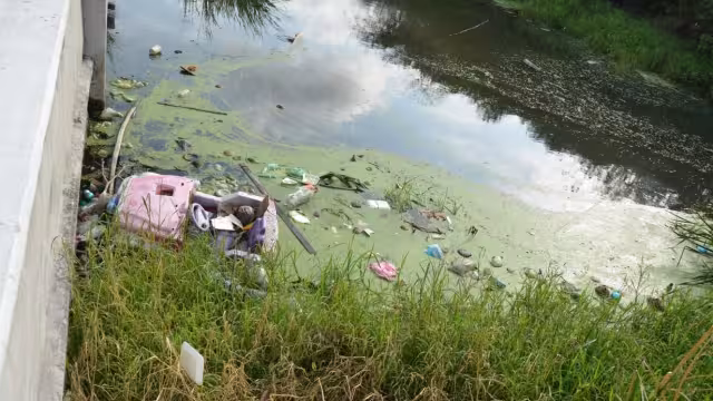 En el malecón se observan grandes cantidades de basura