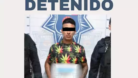 Los policías intentaron calmar la situación, pero al no recibir cooperación por parte del hombre, tuvieron que detenerlo