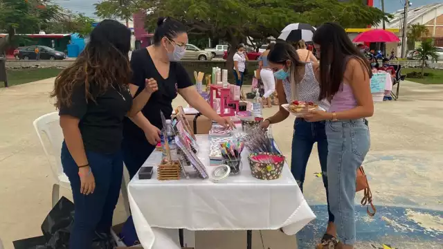 Cecilia Patrón en la apertura de la Feria Juvenil de Innovación y Emprendimiento en parque de la colonia Miguel Alemán