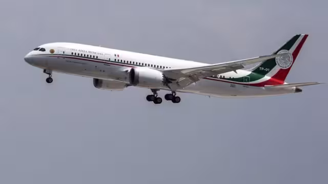 El avión se encuentra en el aire. Salió de la Ciudad de México, viajó hacia Guadalajara y dio vuelta hacia la capital del país.