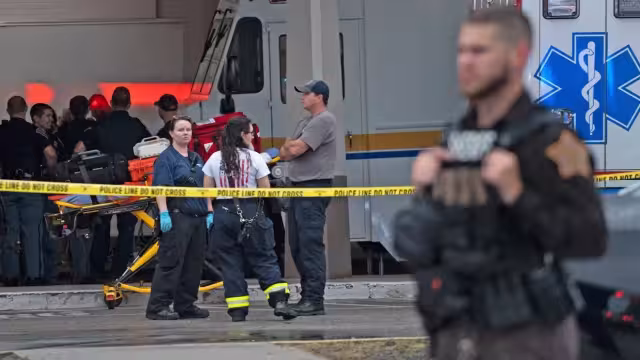 De acuerdo con reportes policiales, el tirador falleció en el lugar luego de que un civil armado le disparara