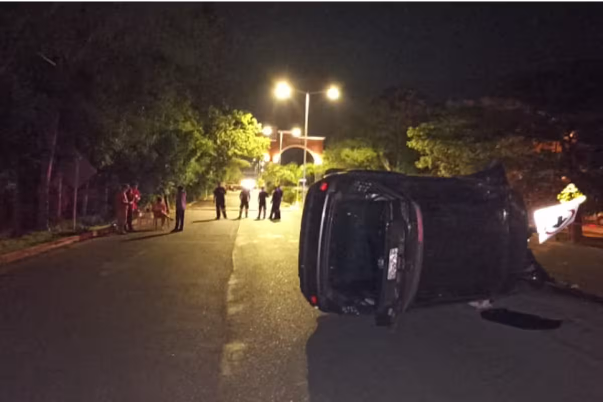 Conductora pierde el control y termina chocando contra un poste de luz ...