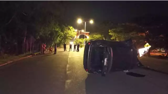 Vecinos dieron parte a los servicios de emergencia que llegaron al lugar para auxiliar a la joven.