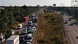 Accidente provoca caos vial en la carretera federal Puerto Morelos-Cancún