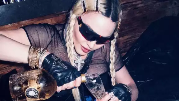 Madonna compartió bebidas y baile en Coachella. Foto: Instagram @madonna Madonna compartió bebidas y baile en Coachella. Foto: Instagram @madonna