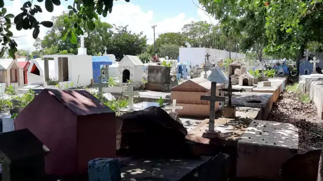 La mayoría de las tumbas del Panteón Municipal 'Los Olivos' en Cancún lucen destruidas y sin mantenimiento