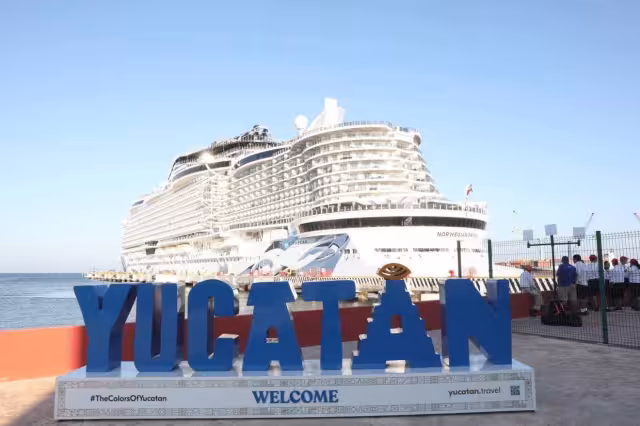 En la Terminal Internacional de Cruceros en el Puerto de Altura de Progreso llegó el  crucero de la naviera Norwegian Cruise Line