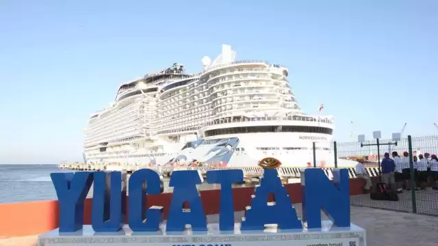 En la Terminal Internacional de Cruceros en el Puerto de Altura de Progreso llegó el  crucero de la naviera Norwegian Cruise Line