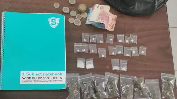 Los oficiales encontraron entre sus pertenencias 11 bolsitas que en su interior contenían marihuana Los oficiales encontraron entre sus pertenencias 11 bolsitas que en su interior contenían marihuana