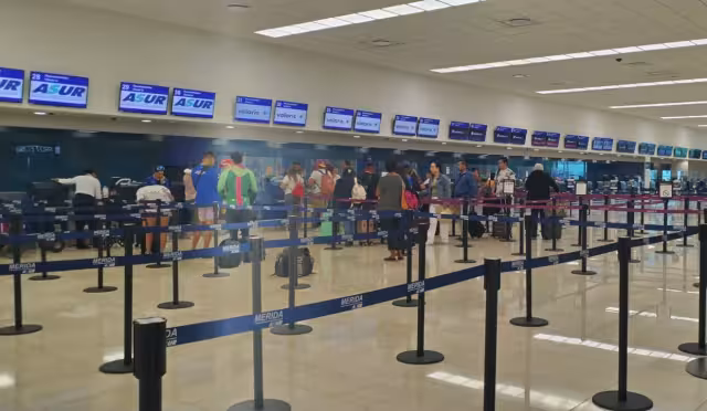 Pasajeros esperan para abordar a sus vuelos