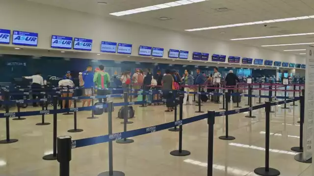 Pasajeros esperan para abordar a sus vuelos