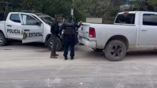 Policía a exceso de velocidad ocasiona choque de patrulla contra camioneta estacionada