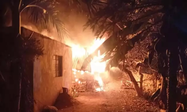 Al quedarse prácticamente en la calle, habitantes comenzaron a organizarse para ayudar al abuelito a reconstruir su casa.