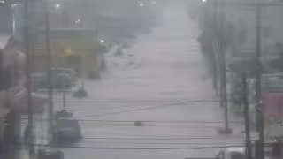 ¡Bajo el agua! Tormenta fuerte azota Campeche y colapsa avenidas principales
