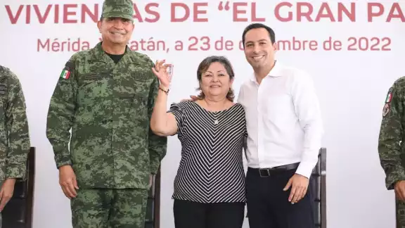 El gobernador Mauricio Vila y el secretario de la Defensa Nacional entregaron 11 casas nuevas en La Plancha