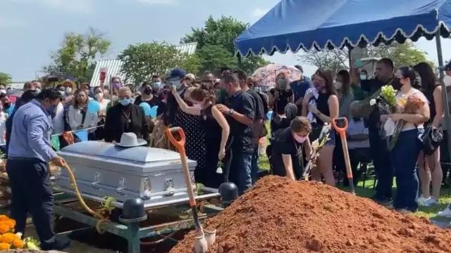 Durante  la sepultura en donde acudieron sus familiares y pareja quien envuelta en llanto le dio  su último adiós a Octavio Ocaña